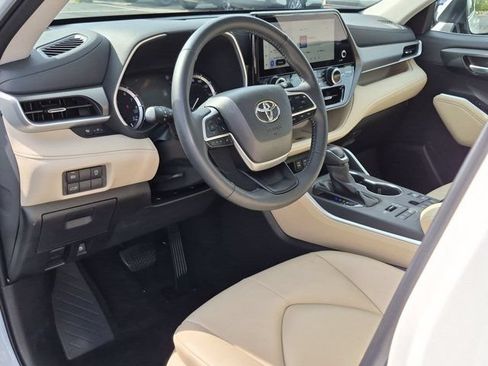 Certified 2025 Toyota Highlander XLE AWD/4WD image 4