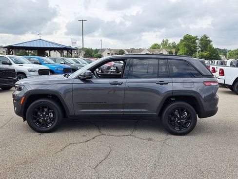 Used 2025 Jeep Grand Cherokee Altitude RWD image 4
