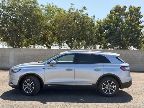 Used 2022 Lincoln Nautilus FWD w/ Premium Package image 8