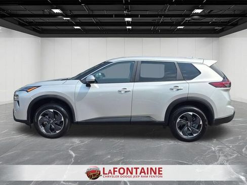 Used 2025 Nissan Rogue SV AWD/4WD image 2