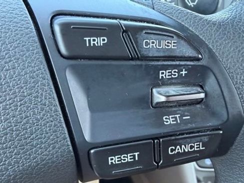 Used 2019 Hyundai Elantra SE FWD image 21