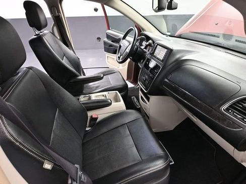 Used 2016 Chrysler Town & Country Touring-L FWD image 40