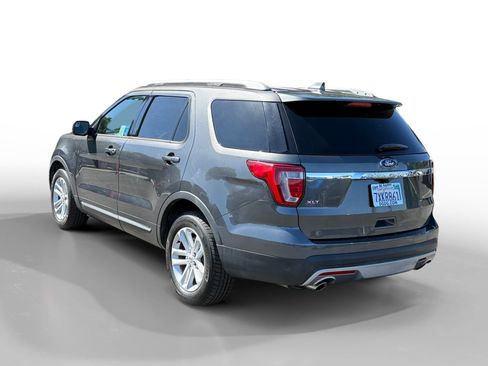 Used 2017 Ford Explorer XLT FWD image 3