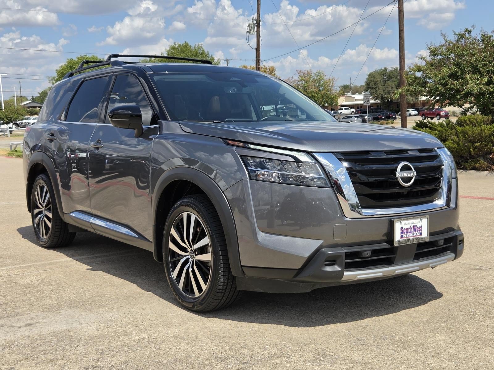 Used 2024 Nissan Pathfinder Platinum FWD image 3