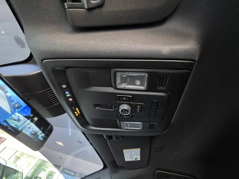 Used 2023 Chevrolet Suburban Premier image 31