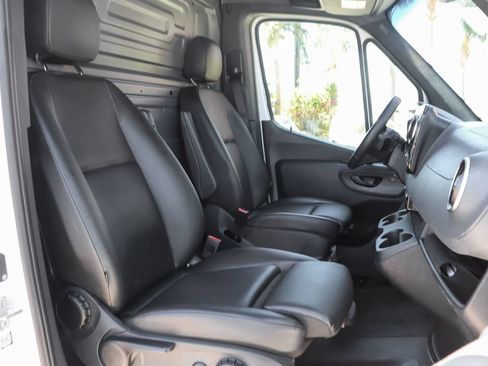 Used 2025 Mercedes-Benz Sprinter 2500 image 34