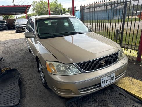 Used 2001 Toyota Avalon XL image 1