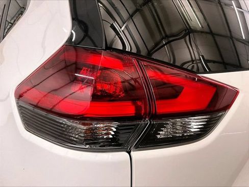 Used 2018 Nissan Rogue SV AWD/4WD image 28