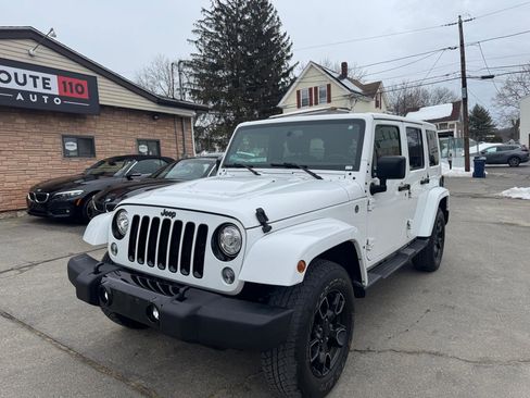 Used 2018 Jeep Wrangler Unlimited Sahara image 2