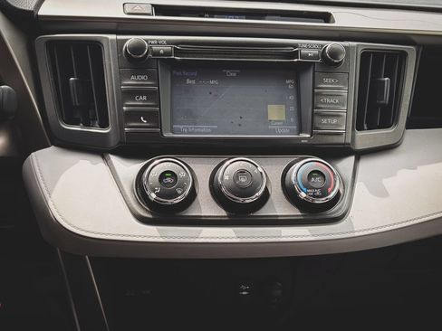 Used 2015 Toyota RAV4 LE FWD image 10