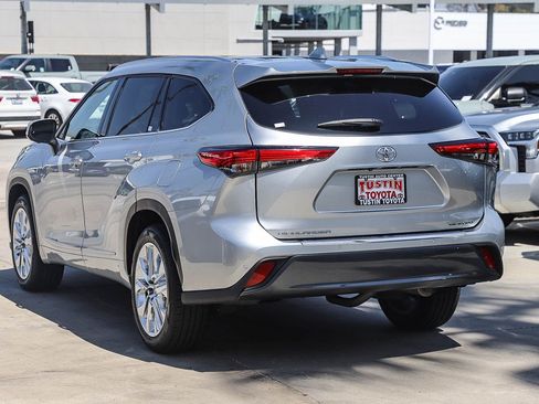 Used 2023 Toyota Highlander Limited FWD image 8