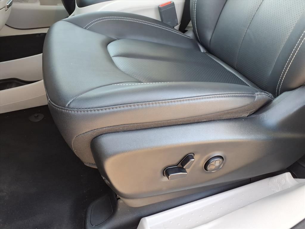 Used 2024 Chrysler Pacifica Touring-L FWD image 18