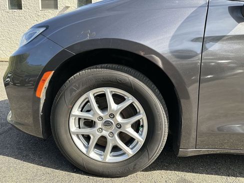 Used 2023 Chrysler Pacifica Touring-L image 18