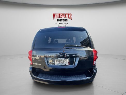 Used 2017 Dodge Grand Caravan SE image 5