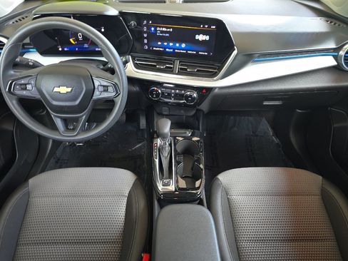 Used 2025 Chevrolet Trax LT FWD image 13