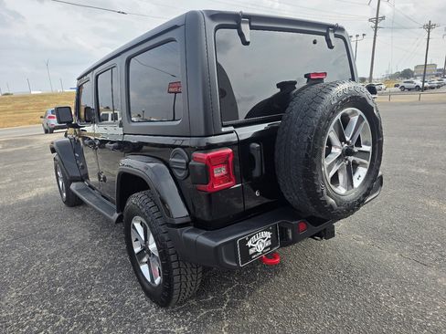 Used 2018 Jeep Wrangler Unlimited Sahara image 5