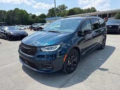 Used 2025 Chrysler Pacifica Limited w/ Uconnect Theater Family Group