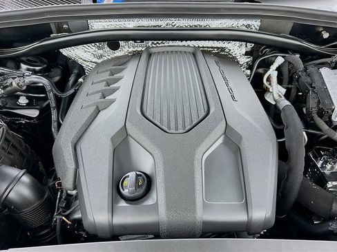 New 2026 Porsche Macan Base image 32