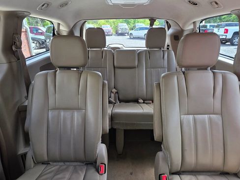 Used 2015 Chrysler Town & Country Touring FWD image 18