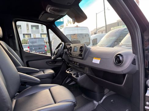 Used 2024 Mercedes-Benz Sprinter 2500 image 36