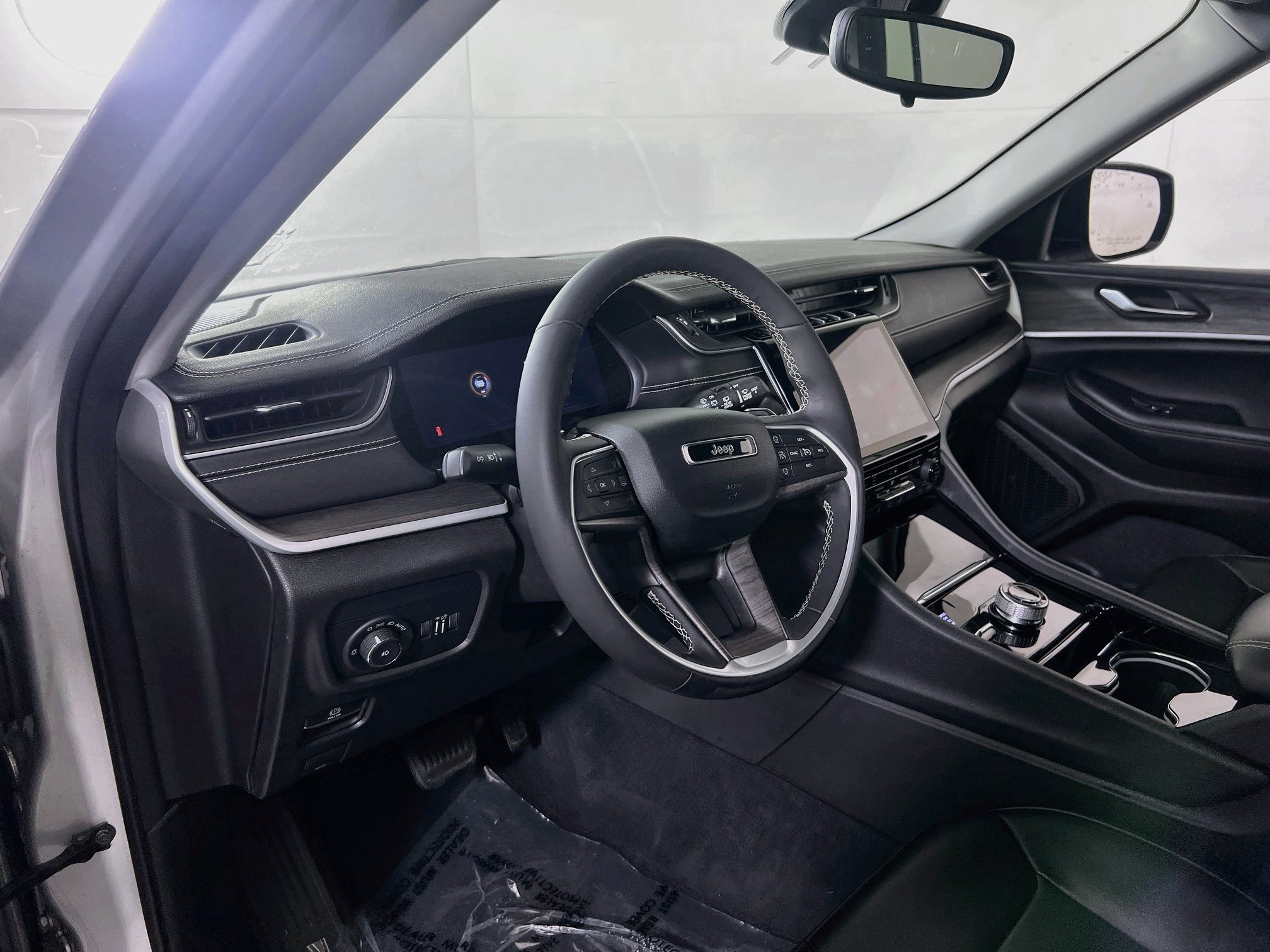 Used 2023 Jeep Grand Cherokee Limited AWD/4WD image 9