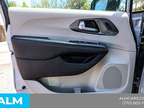 Used 2024 Chrysler Pacifica Touring-L image 38