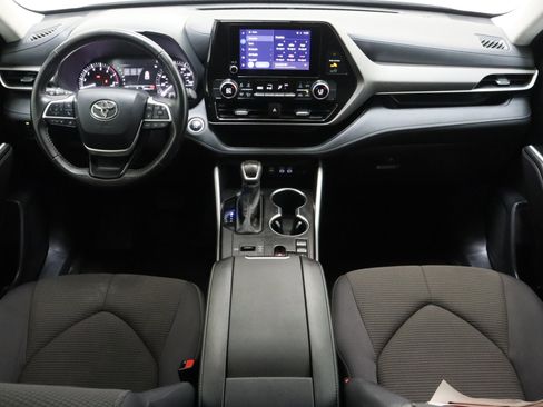 Used 2025 Toyota Highlander LE FWD image 30