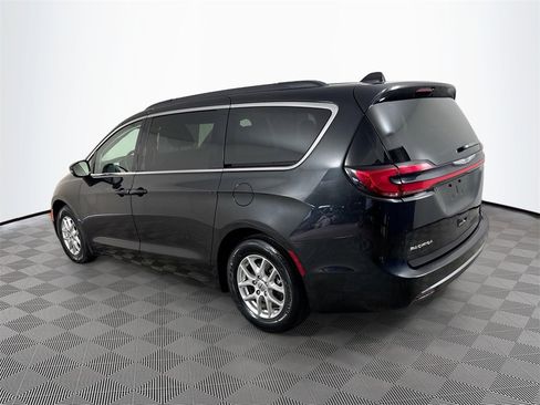 Used 2022 Chrysler Pacifica Touring-L image 6