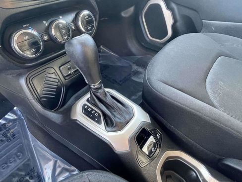 Used 2017 Jeep Renegade Latitude FWD image 40