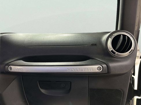 Used 2016 Jeep Wrangler Unlimited Rubicon image 24