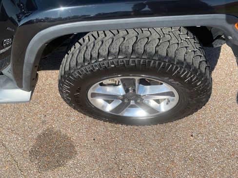 Used 2018 Jeep Wrangler Unlimited Sahara w/ Safety Group image 10