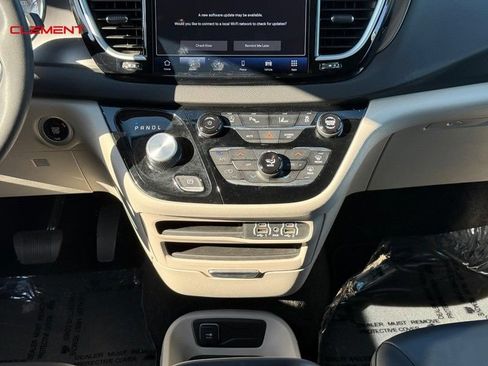 Used 2024 Chrysler Pacifica Touring-L FWD image 18