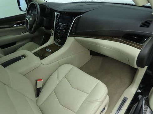 Used 2020 Cadillac Escalade Luxury w/ LPO, Radiant Package image 18