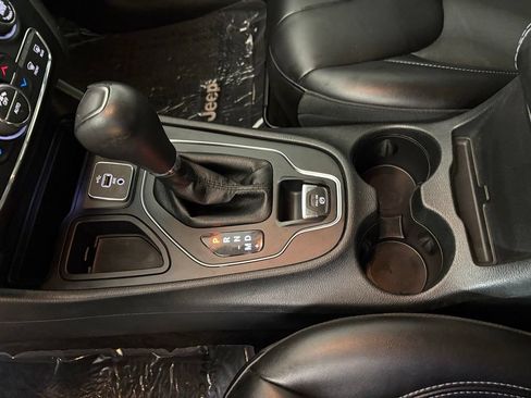 Used 2019 Jeep Cherokee Latitude Plus w/ Comfort/Convenience Group FWD image 31
