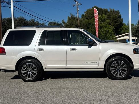 Used 2017 Lincoln Navigator Select image 2