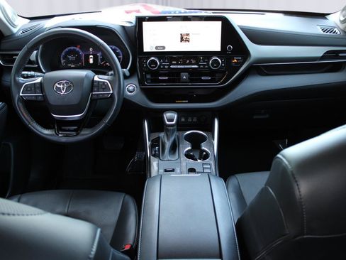 Used 2023 Toyota Highlander Limited FWD image 2