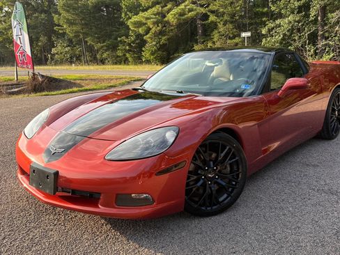 Used 2006 Chevrolet Corvette Coupe w/ Preferred Equipment Group RWD image 2