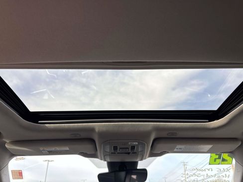 Used 2023 Toyota Highlander XLE image 12