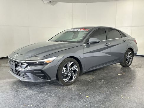 Used 2025 Hyundai Elantra SEL FWD image 4