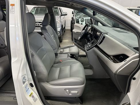 Used 2015 Toyota Sienna XLE AWD/4WD image 17