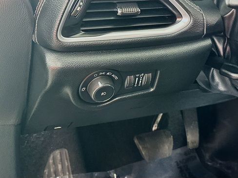 Used 2025 Chrysler Pacifica Limited image 15