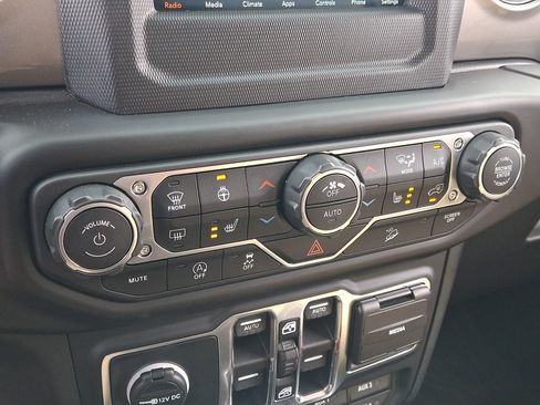 Used 2019 Jeep Wrangler Unlimited Sahara w/ Cold Weather Group AWD/4WD image 15