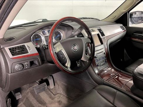 Used 2013 Cadillac Escalade Luxury image 18
