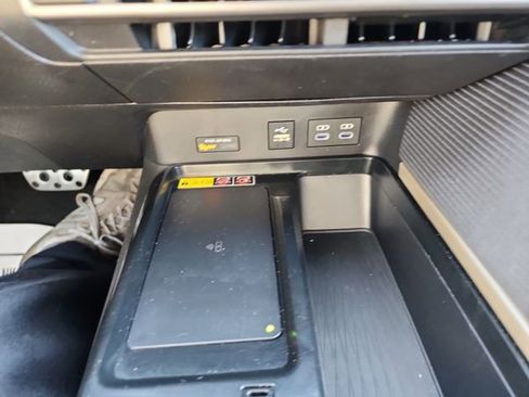 Used 2025 Toyota Camry SE image 28