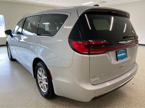Used 2024 Chrysler Pacifica Touring-L image 9