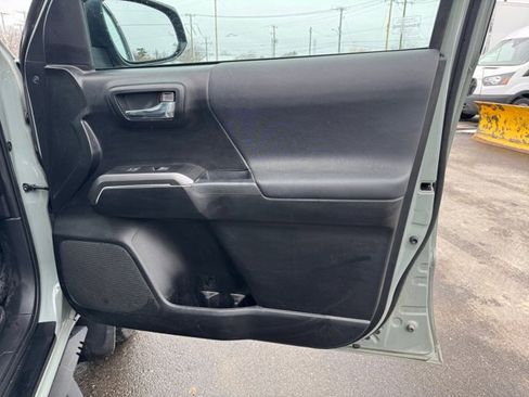 Used 2022 Toyota Tacoma TRD Off-Road w/ Technology Package image 30