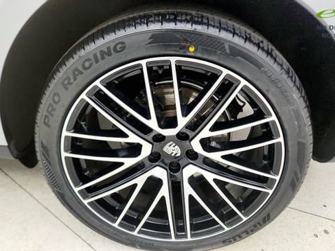 Used 2024 Porsche Macan AWD/4WD image 77