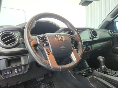 Used 2018 Toyota Tacoma TRD Sport AWD/4WD image 18