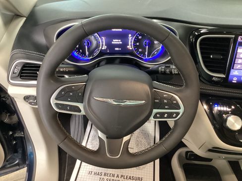 Used 2024 Chrysler Pacifica Touring-L FWD image 21