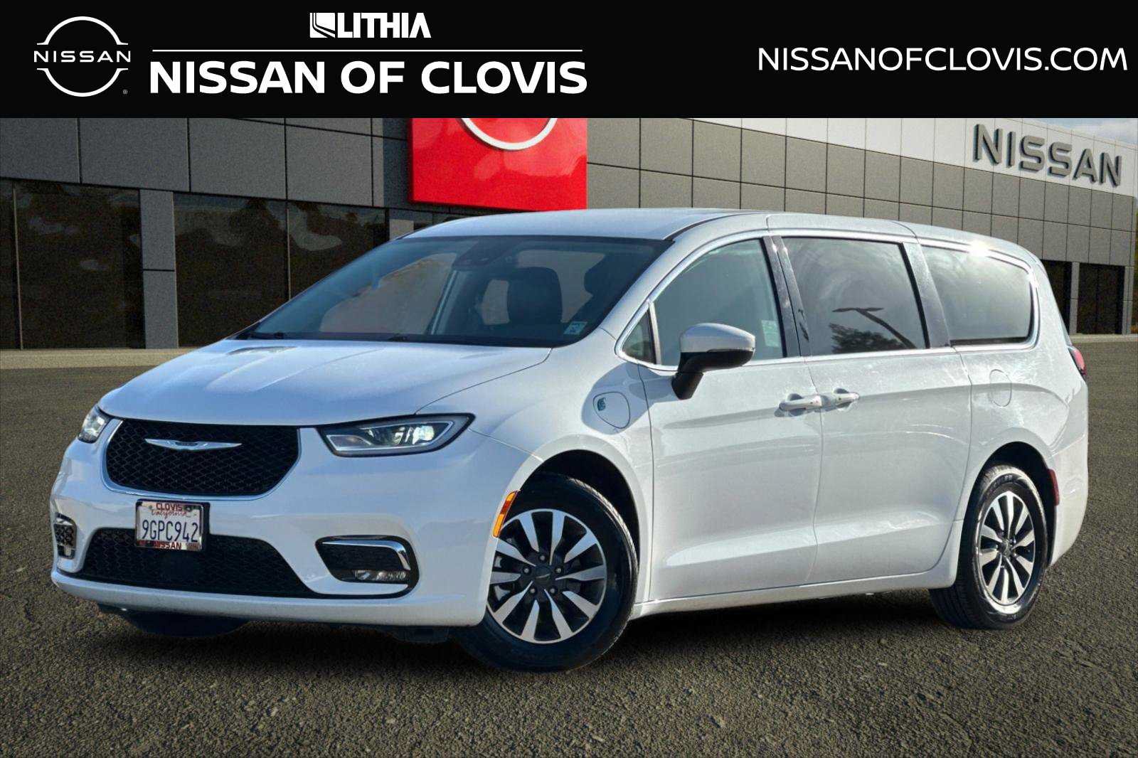 Used 2023 Chrysler Pacifica Touring-L FWD image 1